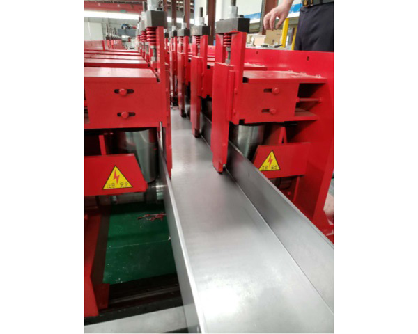 桥架成型机的运转是离不开电能的！